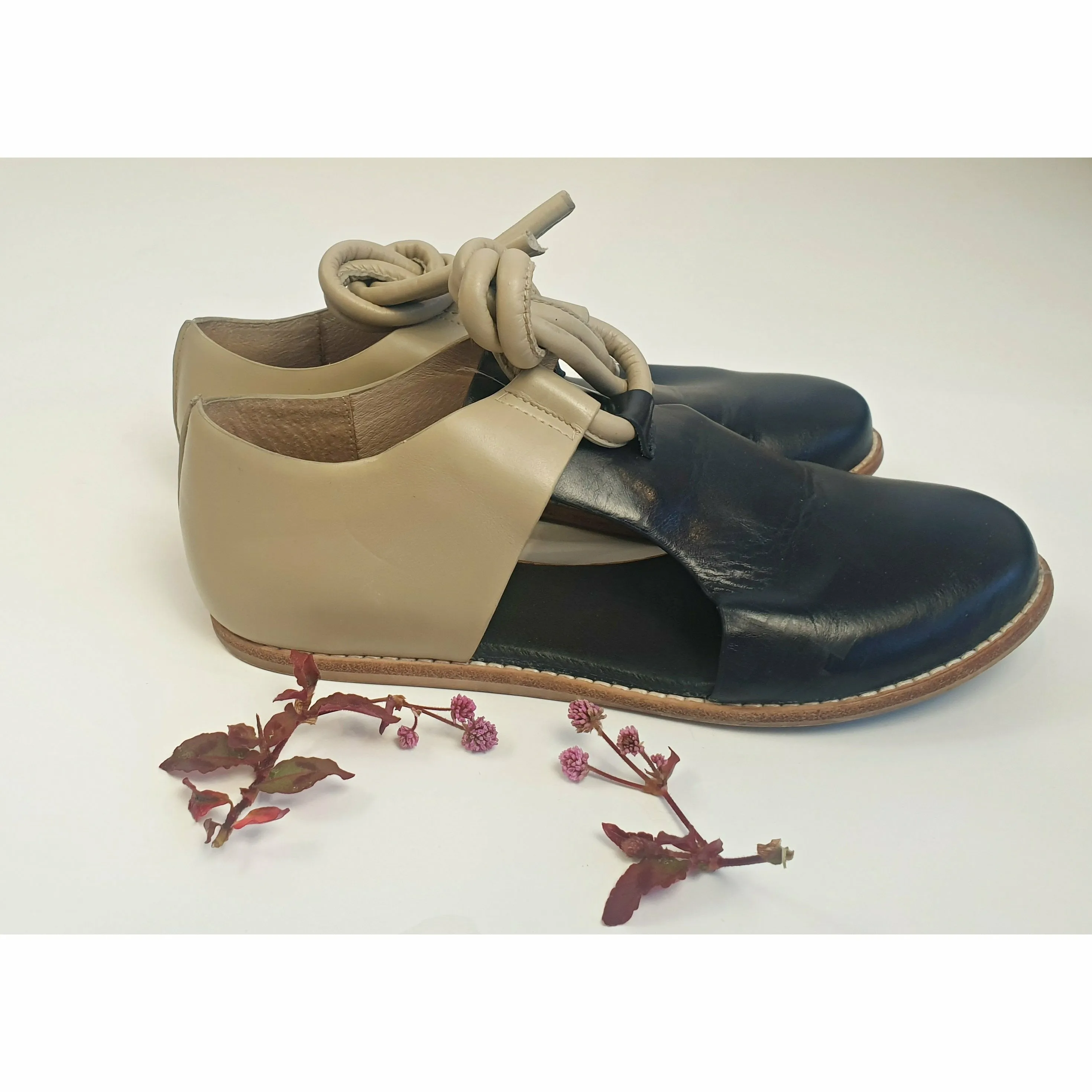 Alpha 60 second hand flat shoes with front tie detail size 38