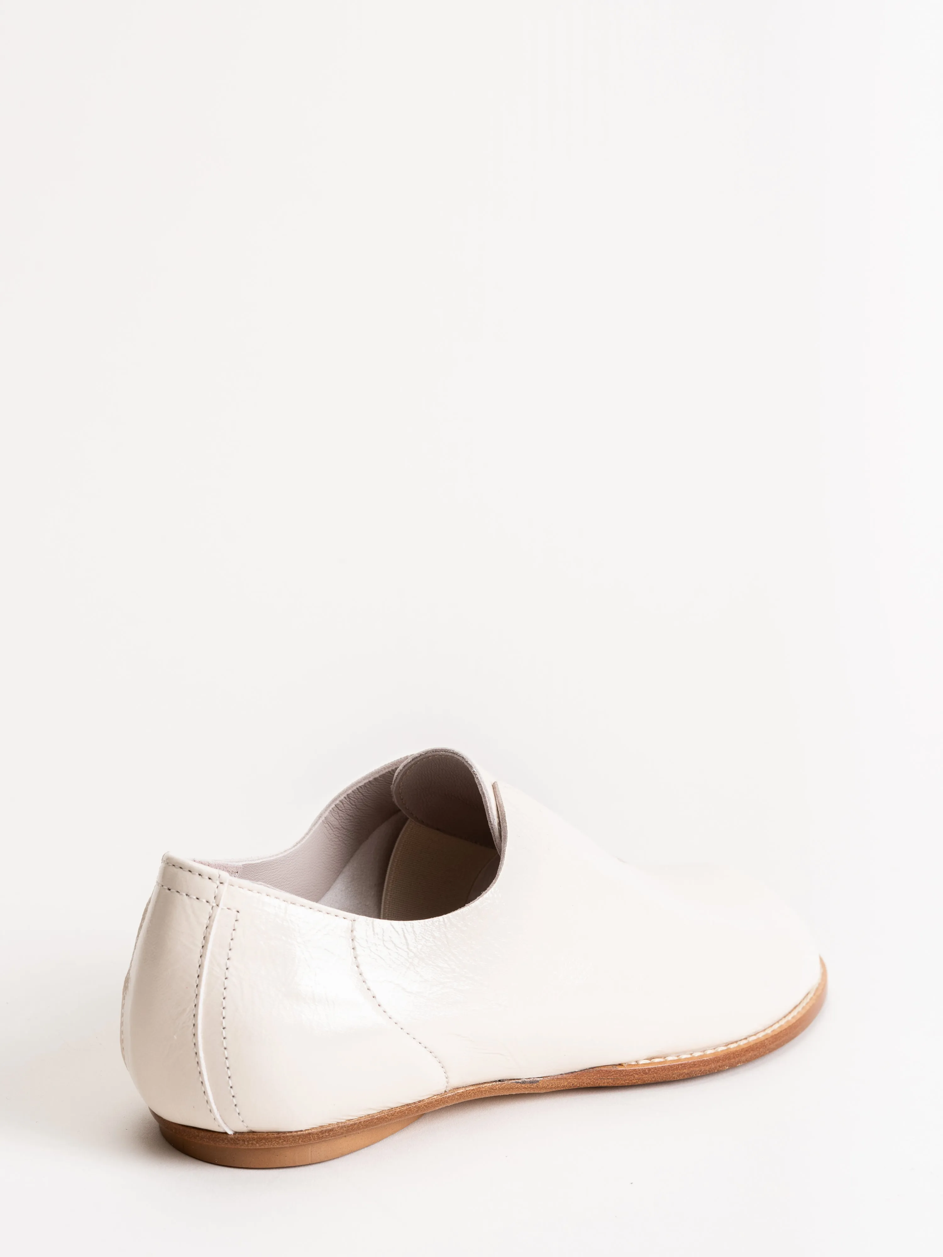 flo flat - greige crinkle patent