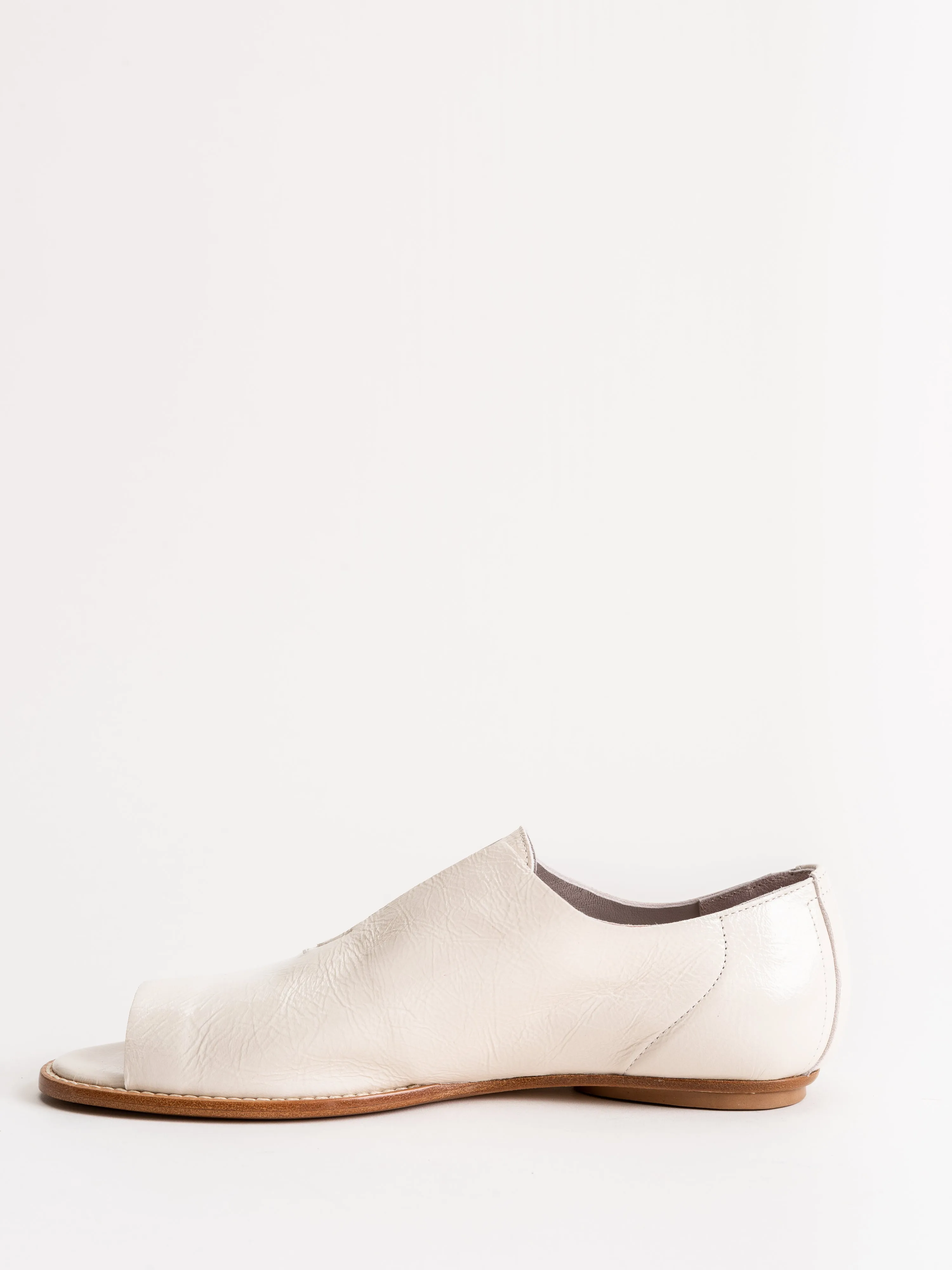 flo flat - greige crinkle patent
