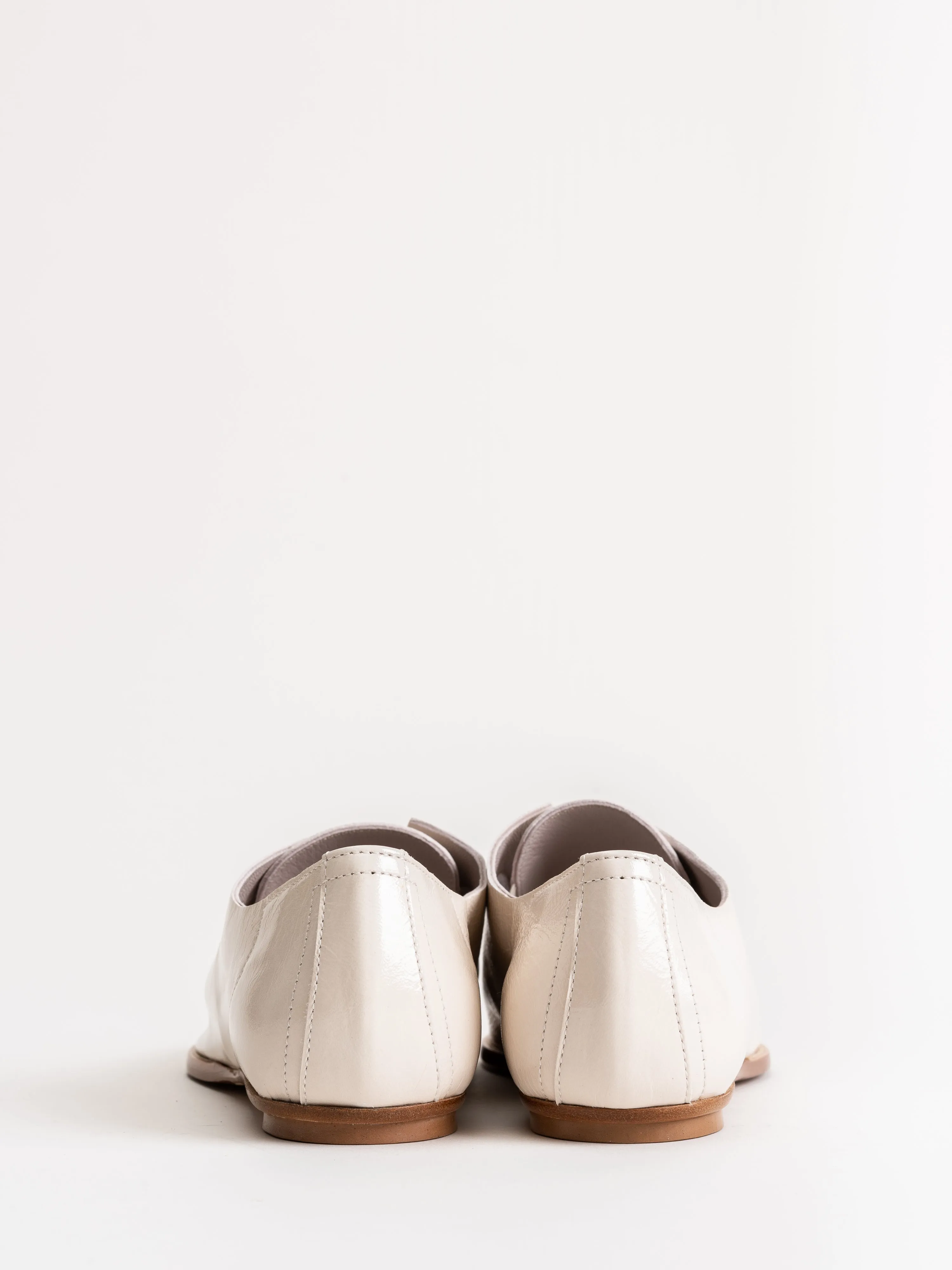 flo flat - greige crinkle patent