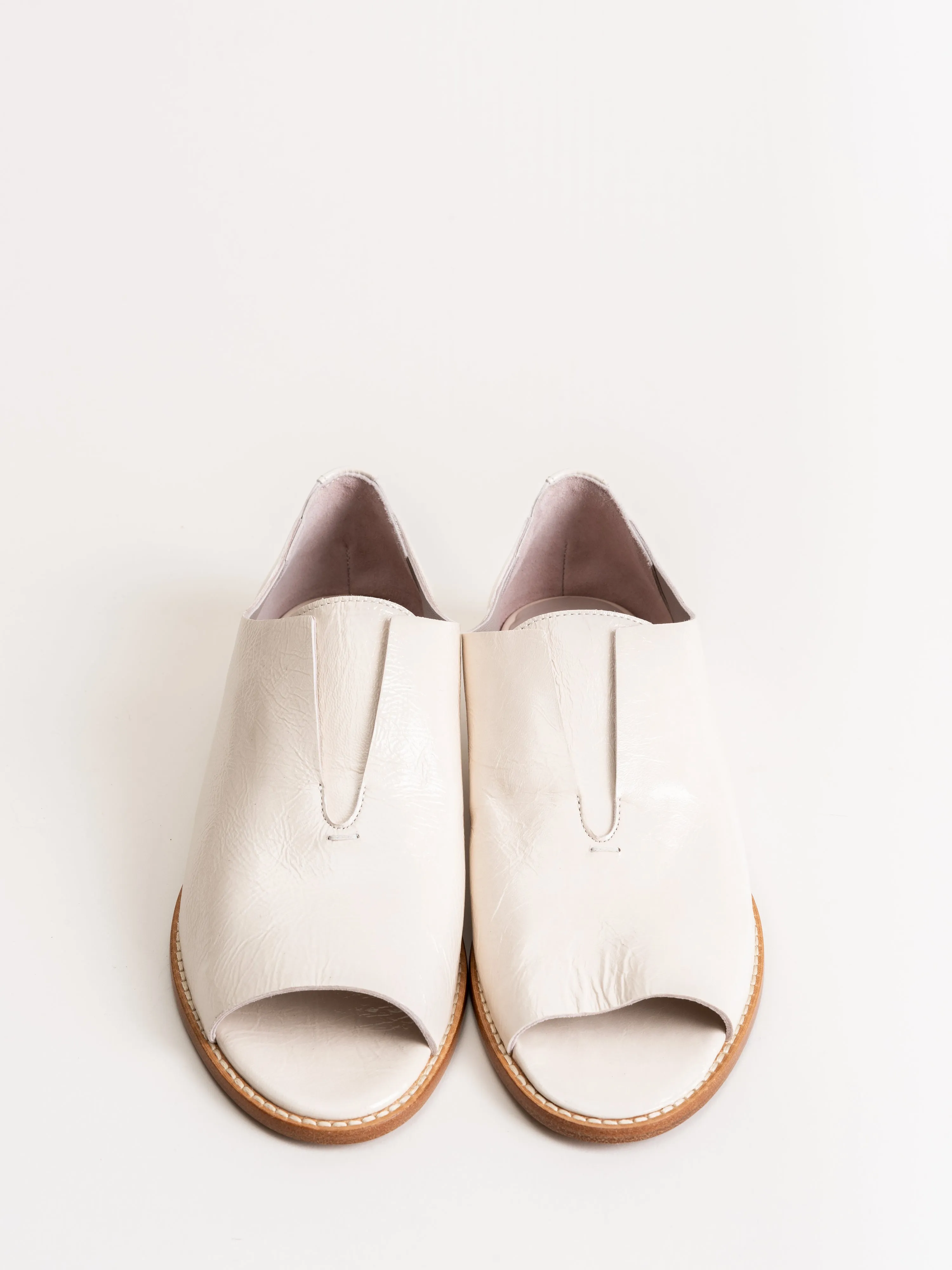 flo flat - greige crinkle patent