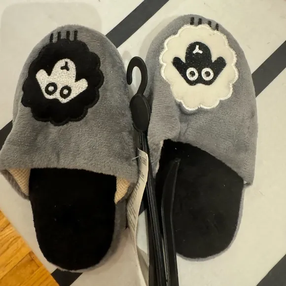 The CUTEST, coziest comfy slipper for your little! 1 white sheep/1 black sheep🐑