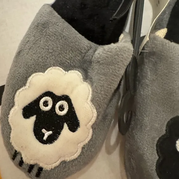 The CUTEST, coziest comfy slipper for your little! 1 white sheep/1 black sheep🐑