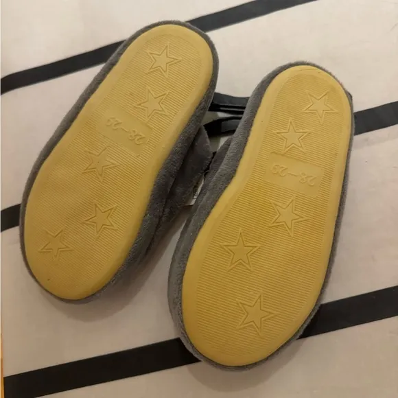 The CUTEST, coziest comfy slipper for your little! 1 white sheep/1 black sheep🐑