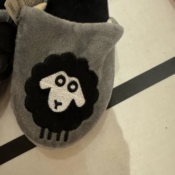 The CUTEST, coziest comfy slipper for your little! 1 white sheep/1 black sheep🐑